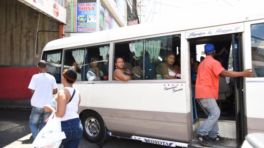 Miles abarrotan paradas del transporte público en Santiago