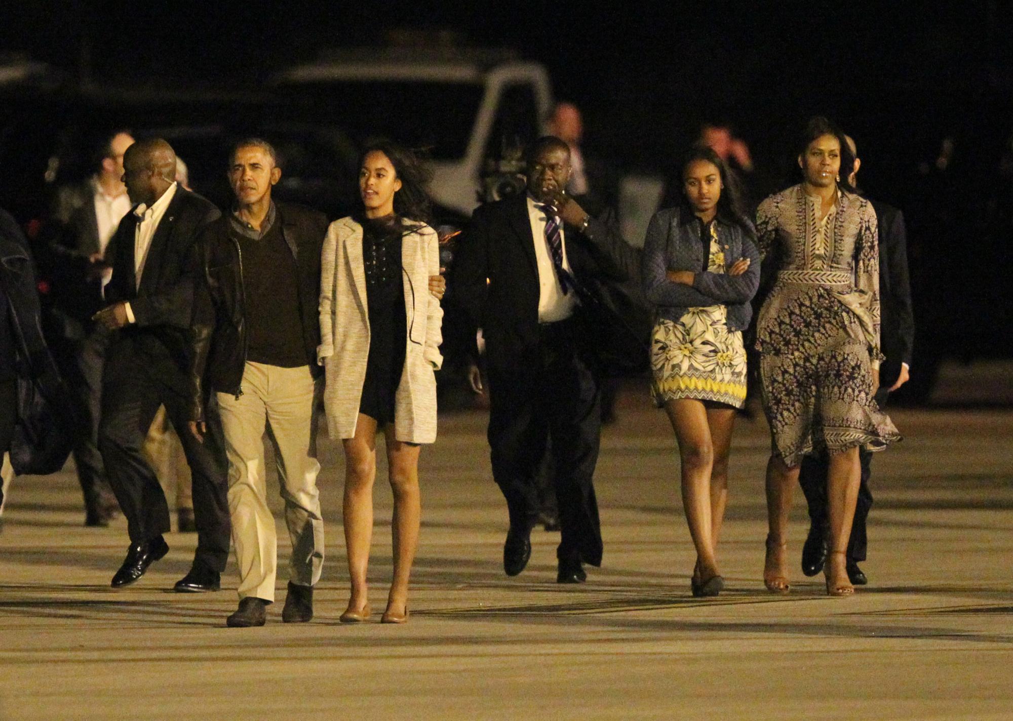 El presidente de los Estados Unidos Barack Obama (2i) camina acompañado por su esposa Michelle Obama (d) y sus hijas Sasha (2-d) y Malia (3i) hacia el avión presidencial Air Force One.