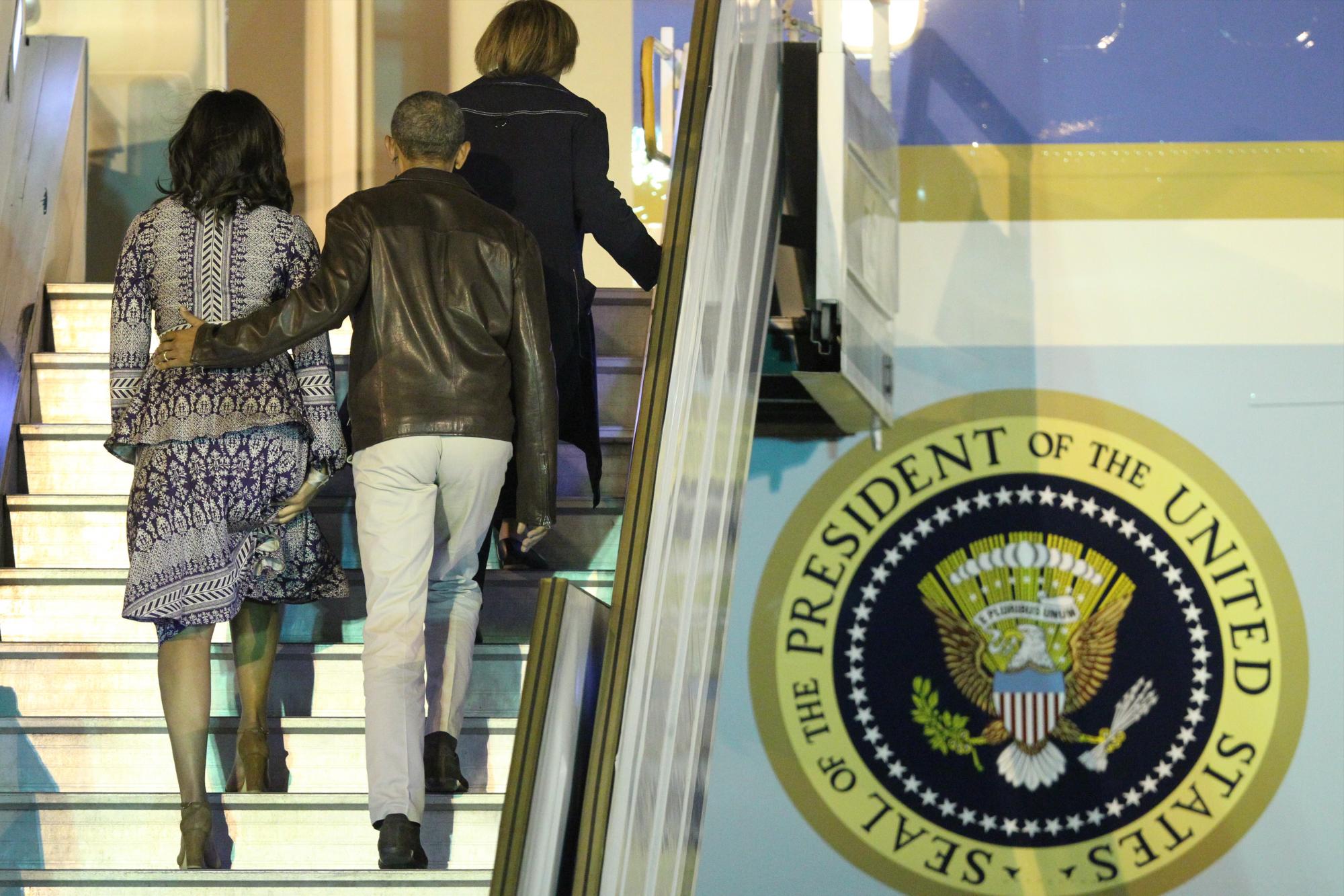 El presidente de los Estados Unidos Barack Obama (c) y su esposa Michelle Obama (i) ingresan al avión presidencial Air Force One.