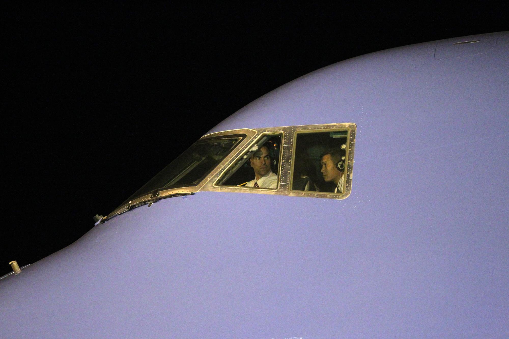 El pilotos del avión presidencial del presidente de los Estados Undios Barack Obama, Air Force One, preparan el despegue.