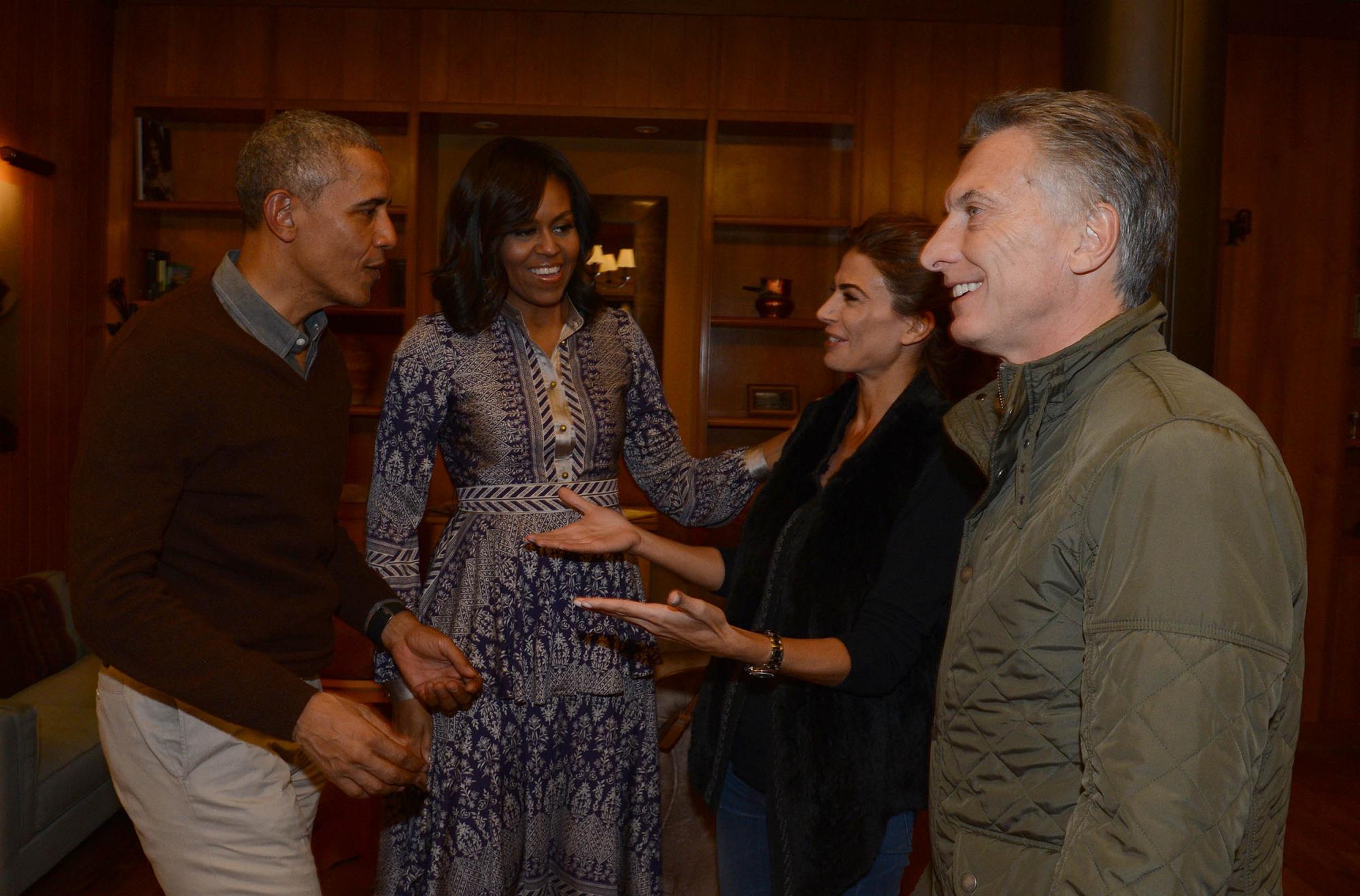 De izquierda a derecha, el presidente de EE.UU. Barack Obama, la primera dama de EE.UU. Michelle Obama, la primera dama de Argentina Juliana Awada y el presidente de Argentina Mauricio Macri, durante una reunión de despedida.
