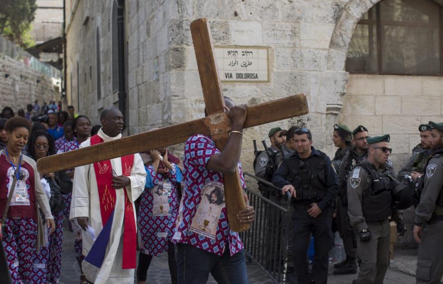 Miles de fieles reproducen el calvario de Cristo en Tierra Santa