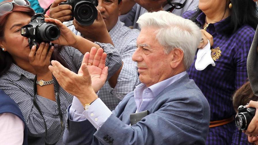 La política, la otra gran pasión del escritor Vargas Llosa