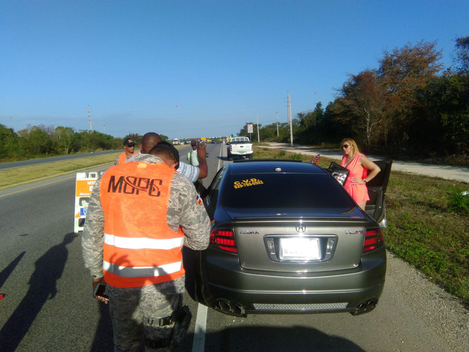 Fotografía suministrada por la Comisión Militar y Policial del Ministerio de Obras Públicas de sus miembros ofreciendo asistencia. 