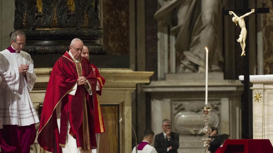 El papa Francisco preside la ceremonia de la Pasión de Cristo en el Vaticano El papa Francisco preside la ceremonia de la Pasión de Cristo en el Vaticano