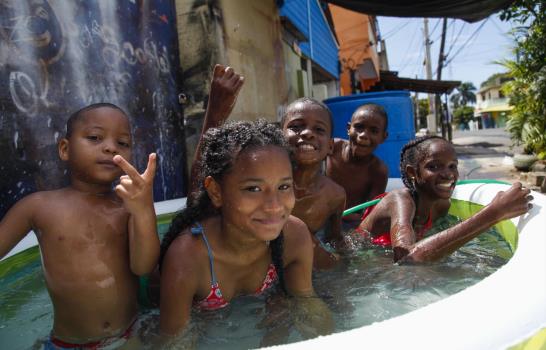 El Viernes Santo transcurre entre piscinas y sectores desolados en la capital