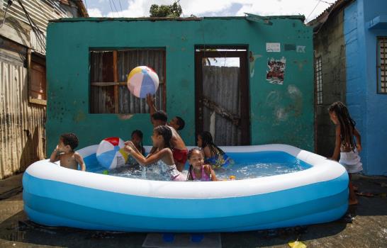 El Viernes Santo transcurre entre piscinas y sectores desolados en la capital