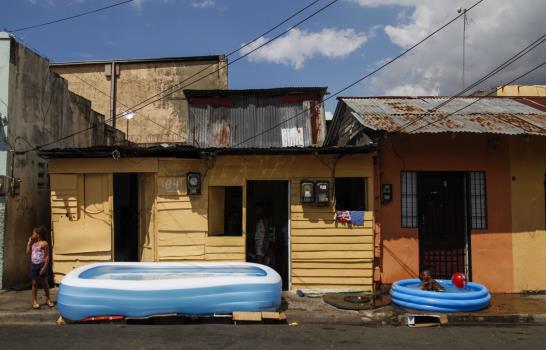 El Viernes Santo transcurre entre piscinas y sectores desolados en la capital