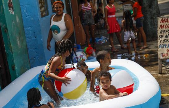 El Viernes Santo transcurre entre piscinas y sectores desolados en la capital