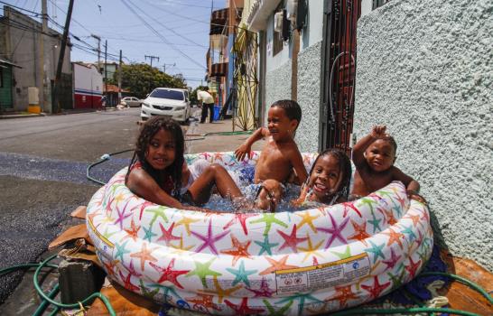 El Viernes Santo transcurre entre piscinas y sectores desolados en la capital