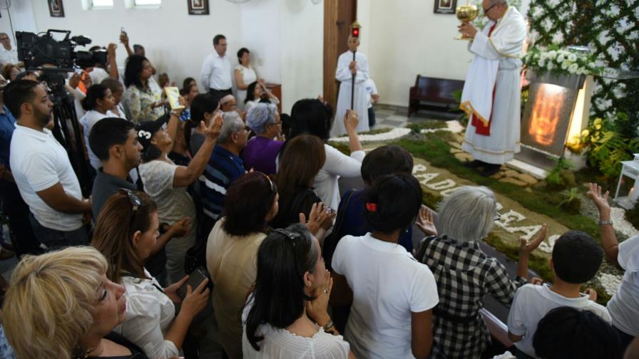 Feligreses abarrotan los templos por actos de Semana Santa en Santiago