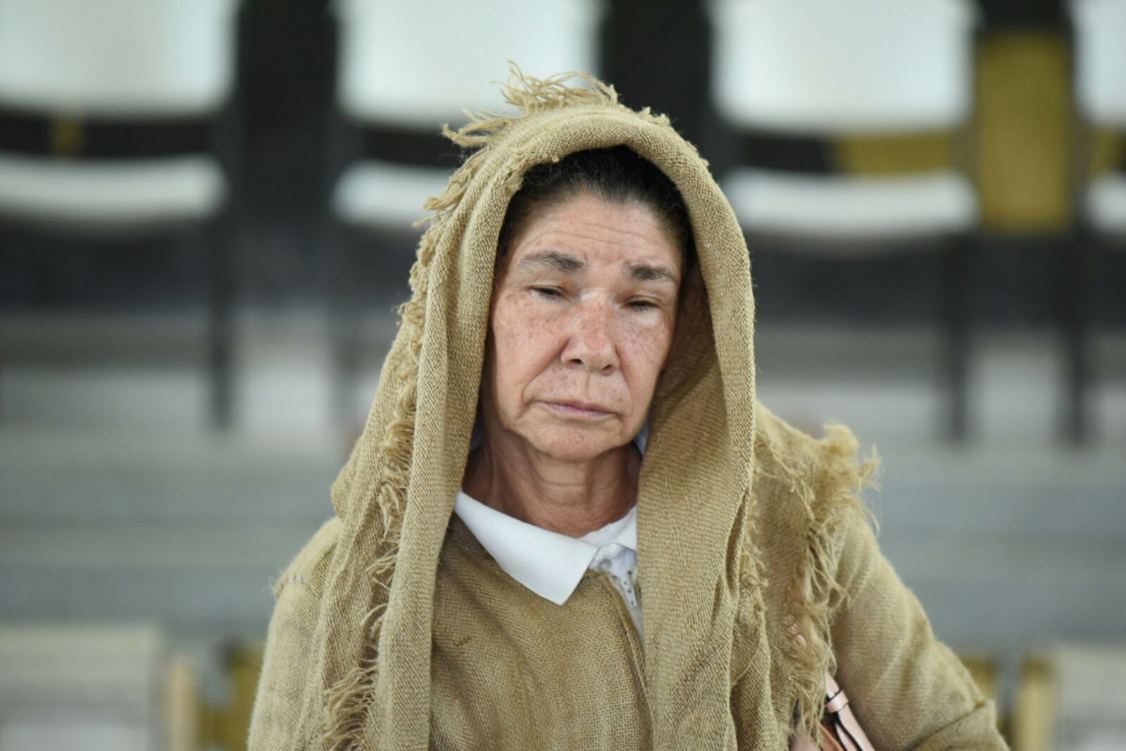  Una señora vestida con sacos cumple una promesa de visitar las 7 iglesias hoy Viernes Santos