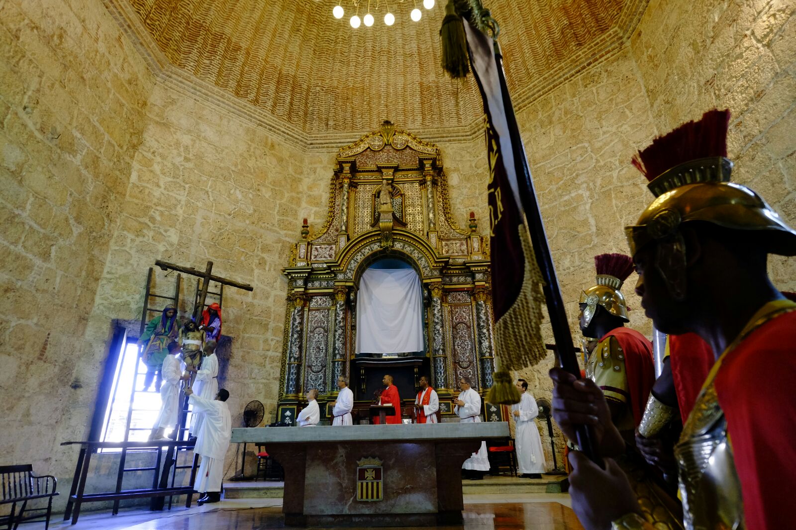 Con el descenso de Jesús crucificado inicia la Procesión del Santo Entierro   que por casi 500 años parte de la Iglesia Las Mercedes de la Ciudad Colonial de Santo Domingo. Foto: Ricardo Hernández