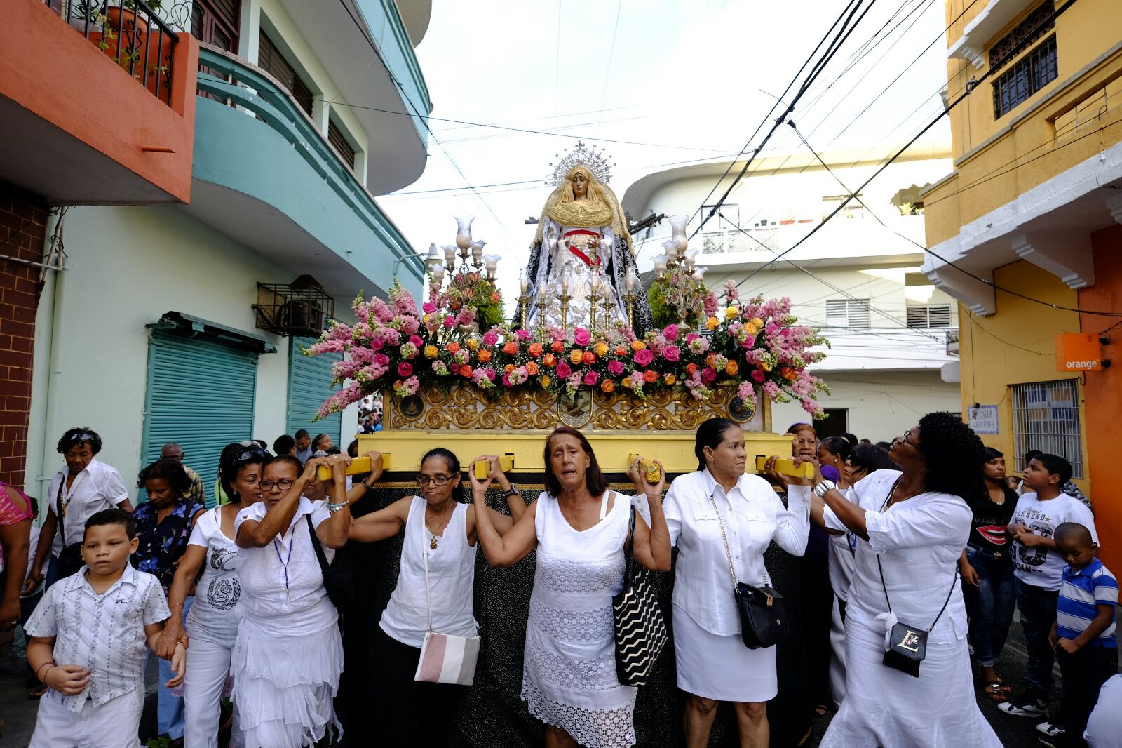 Con el descenso de Jesús crucificado inicia la Procesión del Santo Entierro   que por casi 500 años parte de la Iglesia Las Mercedes de la Ciudad Colonial de Santo Domingo. Foto: Ricardo Hernández