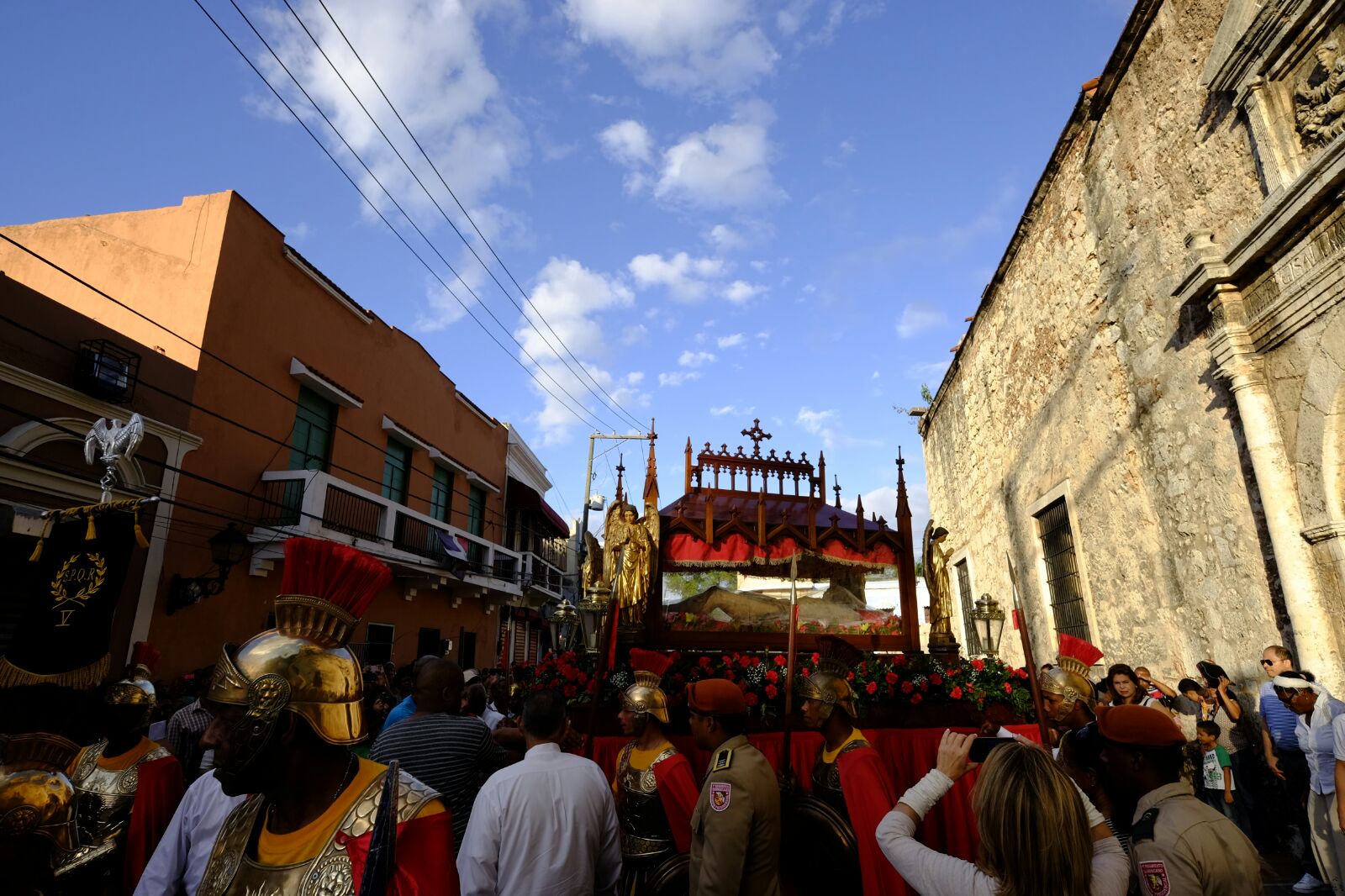 Con el descenso de Jesús crucificado inicia la Procesión del Santo Entierro   que por casi 500 años parte de la Iglesia Las Mercedes de la Ciudad Colonial de Santo Domingo. 