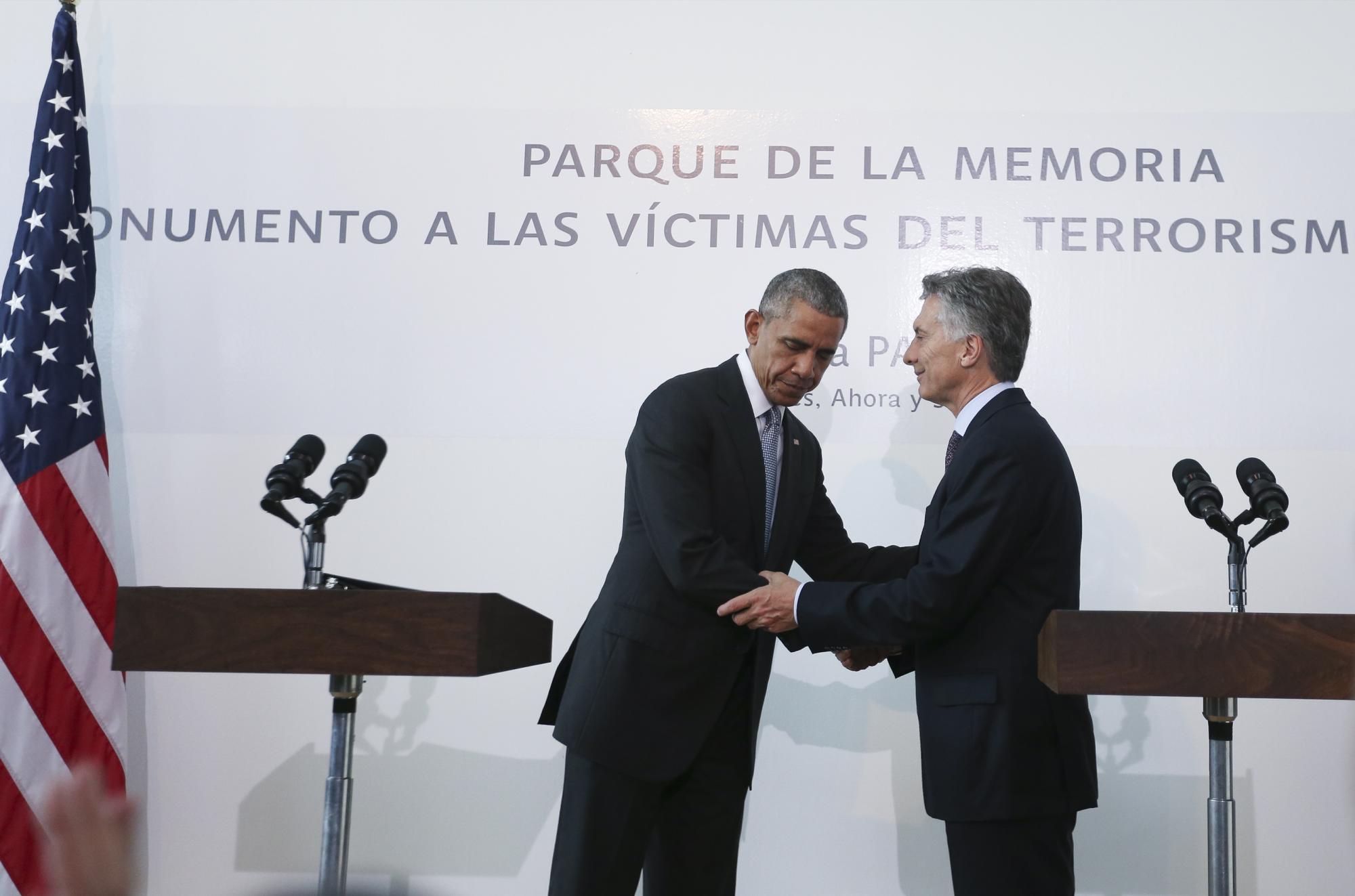 El presidente de Estados Unidos Barack Obama junto a su homólogo argentino Mauricio Macri durante una rueda de prensa , tras una ofrenda floral a las víctimas de la última dictadura militar en el Parque de la Memoria en Buenos Aires (Argentina).