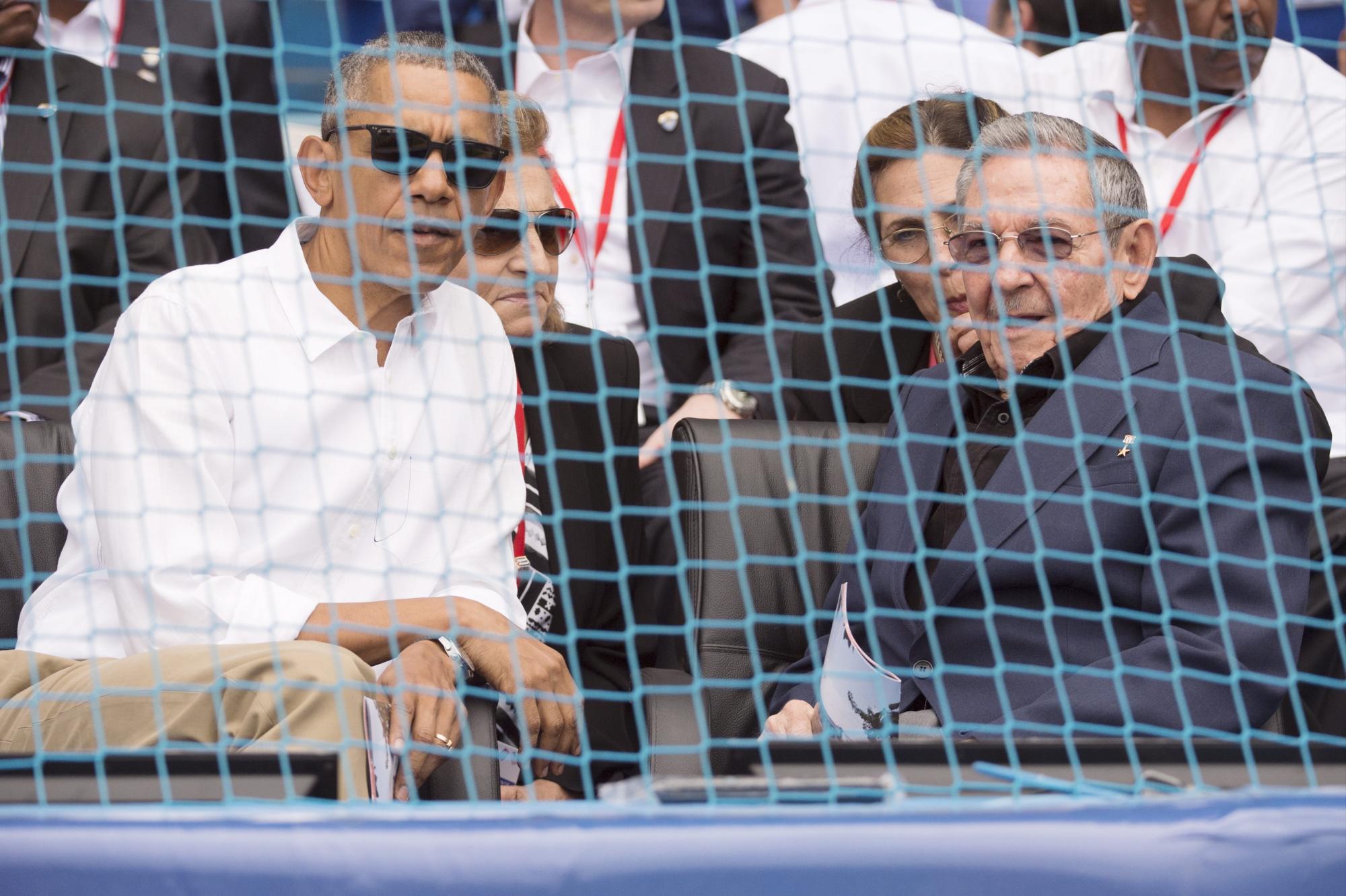 El presidente de Estados Unidos, Barack Obama (izq.) conversa con su homólogo cubano, Raúl Castro (dcha.), durante el partido entre la selección cubana y los Rays de Tampa Bay , en el estadio Latinoamericano en La Habana, Cuba. 