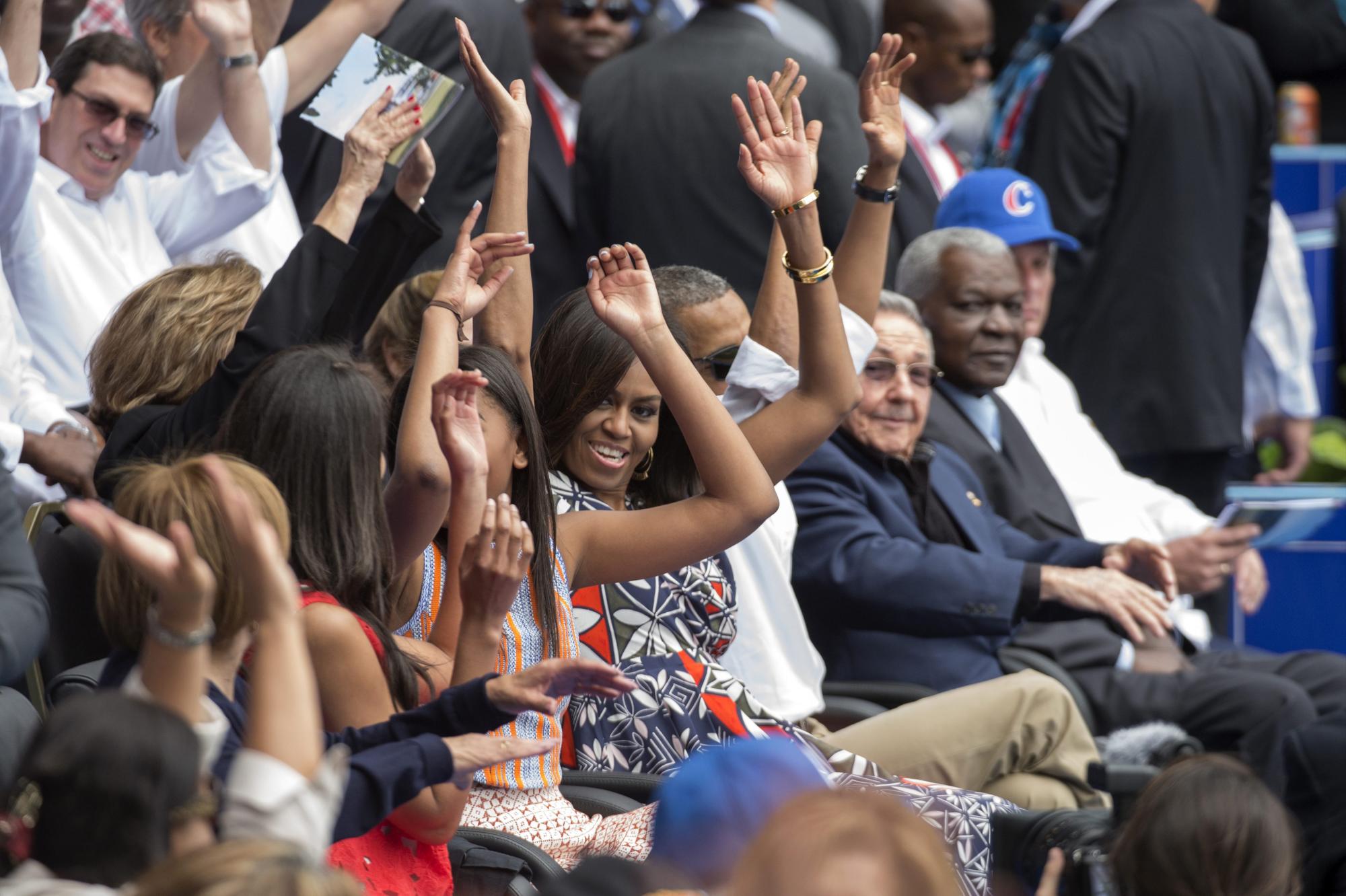 El presidente de Estados Unidos, Barack Obama (c-d), y su esposa, Michelle (c-i), junto al mandatario de Cuba, Raúl Castro (3d), asisten  al juego entre el equipo de Cuba y los Ratos de Tampa Bay en el estadio Latinoamericano en La Habana (Cuba). 