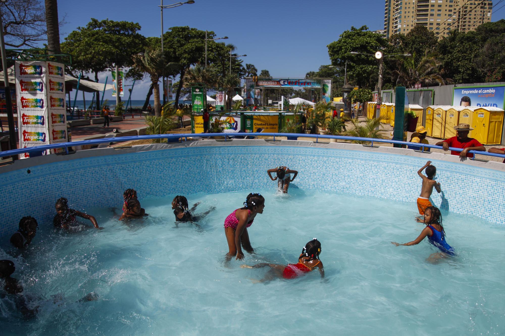 Miles de capitaleños acudieron a las piscinas instaladas en Guibia