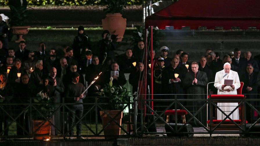 El papa recuerda en el Via Crucis a los refugiados y clama contra terrorismo