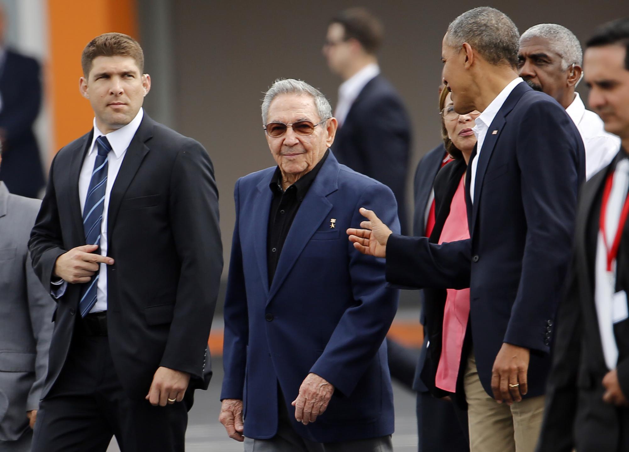 El presidente Barack Obama, a la derecha, conversa con el presidente de Cuba, Raúl Castro, antes de abordar el avión presidencial para volar a Argentina, la que sale de La Habana, Cuba, Martes, 22 de marzo de 2016. capsula su notable visita a Cuba, Obama declaró el fin de la “ último vestigio de la Guerra Fría en las Américas “y abiertamente instó al pueblo cubano para perseguir un futuro más democrático. A la izquierda es el nieto de Castro y asistente personal, Guillermo Rodríguez, Raúl Castro.