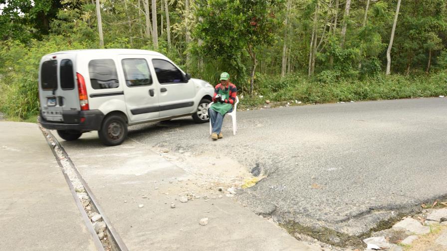 Un hoyo que dificulta el tránsito vehicular