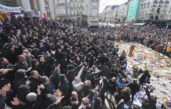 Policía dispersa a manifestantes de extrema derecha en Bruselas