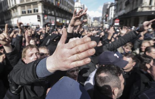 Policía dispersa a manifestantes de extrema derecha en Bruselas