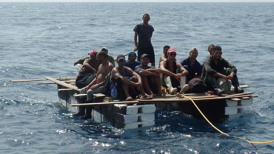 Interceptan a 26 cubanos en balsa cerca de Florida, siete de ellos heridos de bala