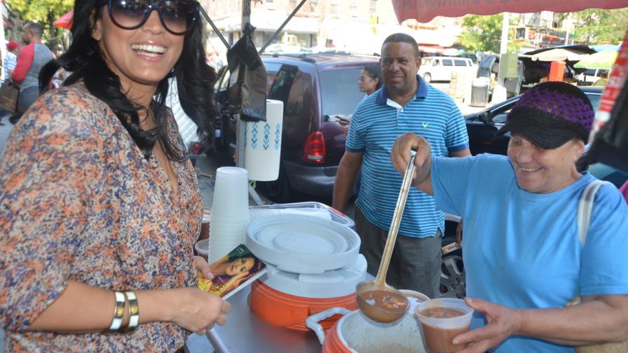 Dominicana vende habichuelas con dulce en Washington Heights para mantener la tradición