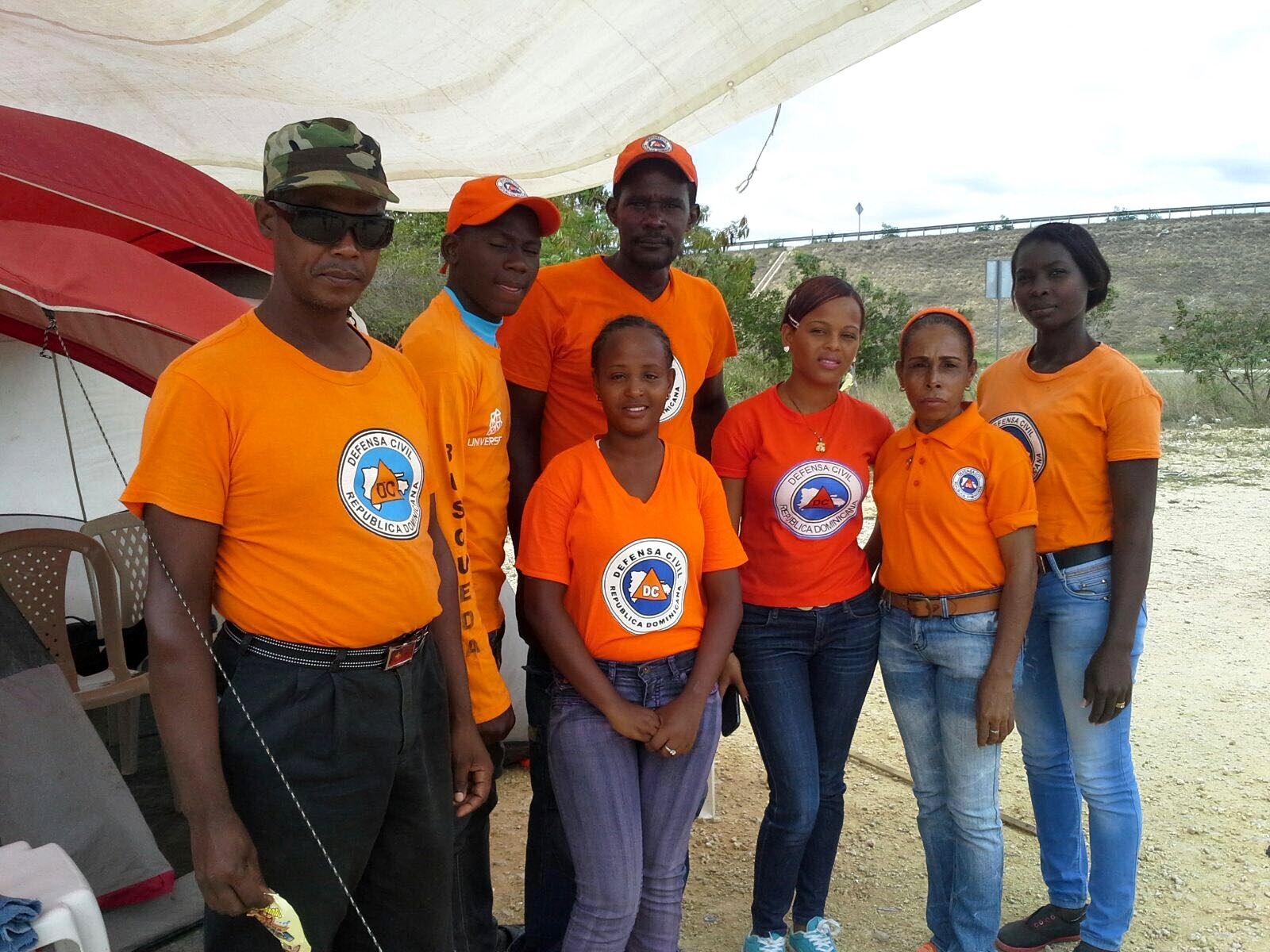Personal de la Defensa Civil en el Cruce de Bayahíbe.