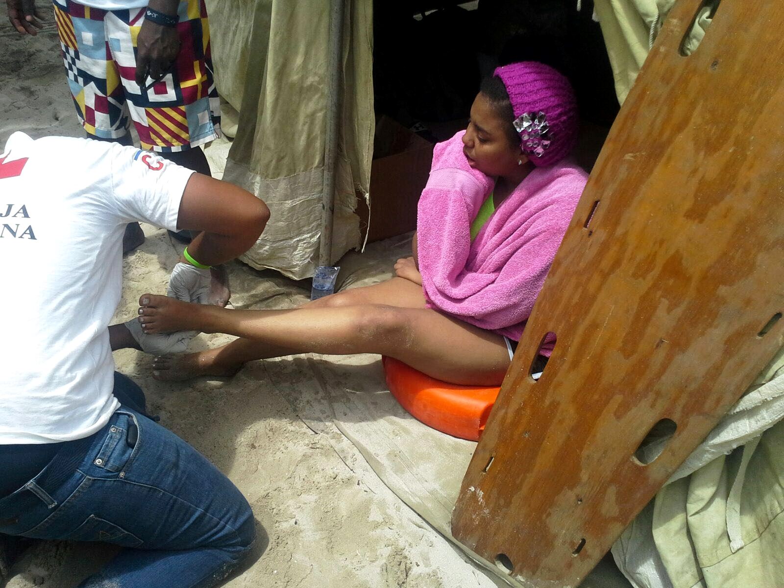 Un bañista recibe atención médica.