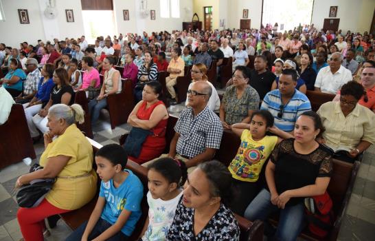 Católicos participan en eucaristías en Santiago por la resurrección de Jesús