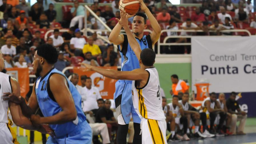 Jerry Flores mantiene a Los Prados con esperanzas de clasificar