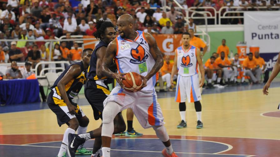 Huellas del Siglo sigue creando problemas; triunfa y cierra del Grupo B