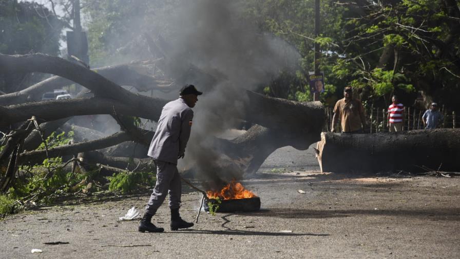 Paralizan el tránsito por la carretera de Sierra Prieta, en Santo Domingo Norte
