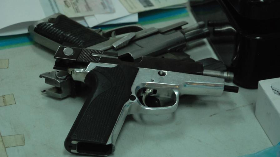 Tres hombres asaltan a una mujer en San Cristóbal y enfrentan a tiros a la Policía