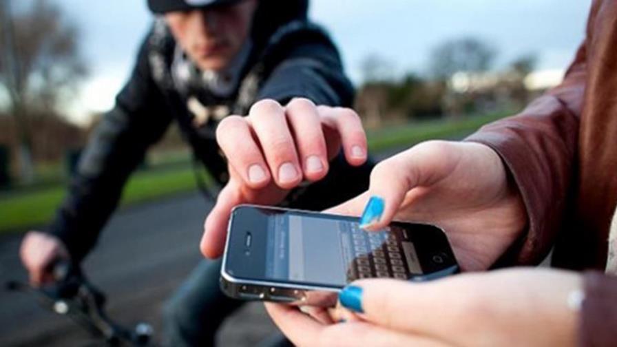 Policía hiere a dos hombres a los que acusa del robo de un celular en San Francisco de Macorís