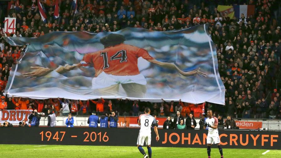 Miles de fanáticos han desfilado desde el sábado para honrar a Cruyff