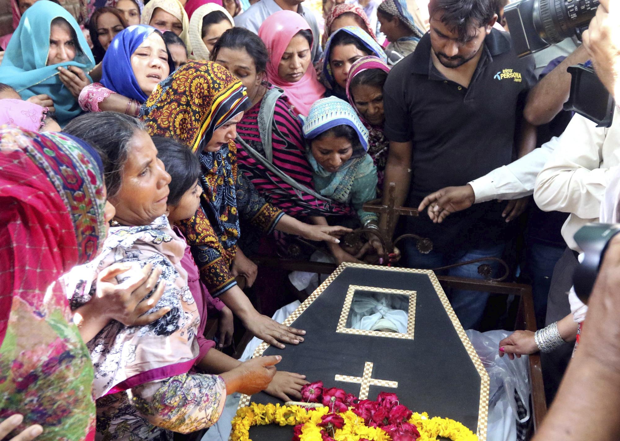 Varias personas asisten al funeral en honor a una víctima del ataque suicida del parque Gulshan Iqbal, en Lahore.