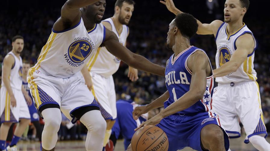 Warriors siguen un paso delante de los Bulls en la persecución del récord de victorias