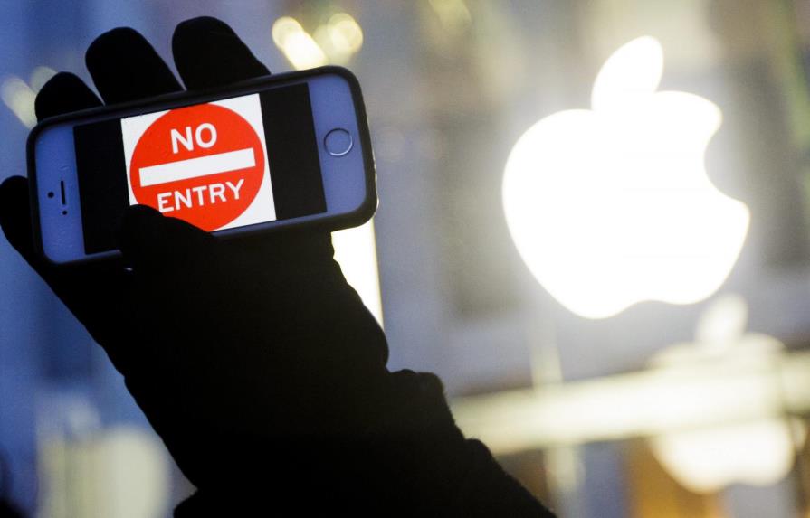 FBI accede a iPhone de autor de tiroteo y dice no necesitar ya ayuda de Apple