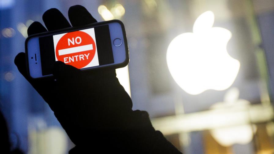 FBI accede a iPhone de autor de tiroteo y dice no necesitar ya ayuda de Apple