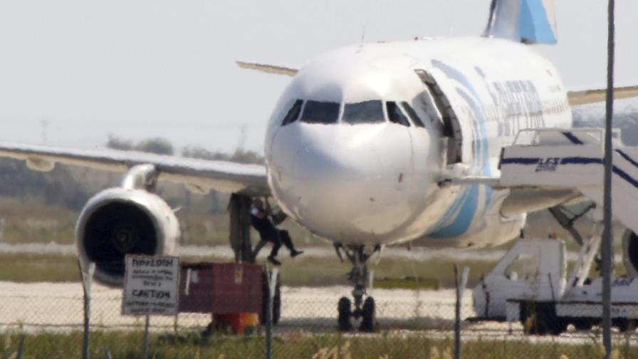 Secuestra avión, exige entregar carta a exesposa y que liberen a mujeres encarceladas