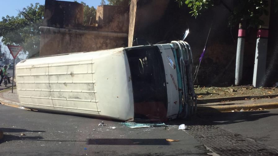Vuelco de autobús en la Avenida del Puerto deja seis heridos 