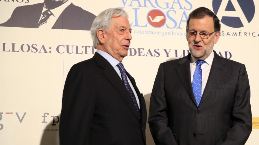 Rajoy homenajea a Vargas Llosa, al que califica de “héroe de la libertad”
