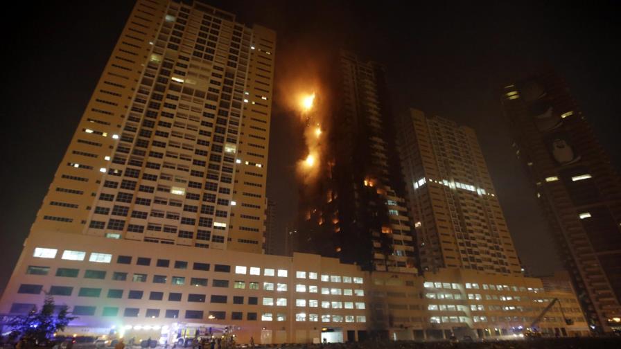 Doce heridos al desatarse un gran incendio en un rascacielos en Emiratos