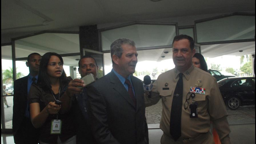 Acusarán a exjefe del Ejército de Colombia y exembajador en RD por ejecuciones 