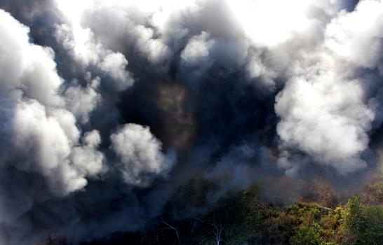 Aeronaves de la Fuerza Aérea extinguen fuego próximo a la Base de San Isidro 