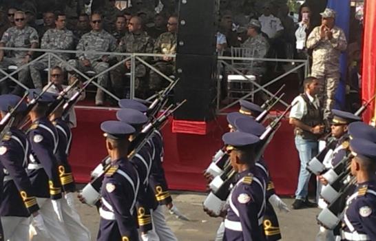 Presidente Medina encabeza desfile del 172 aniversario de la Batalla del 30 de Marzo en Santiago